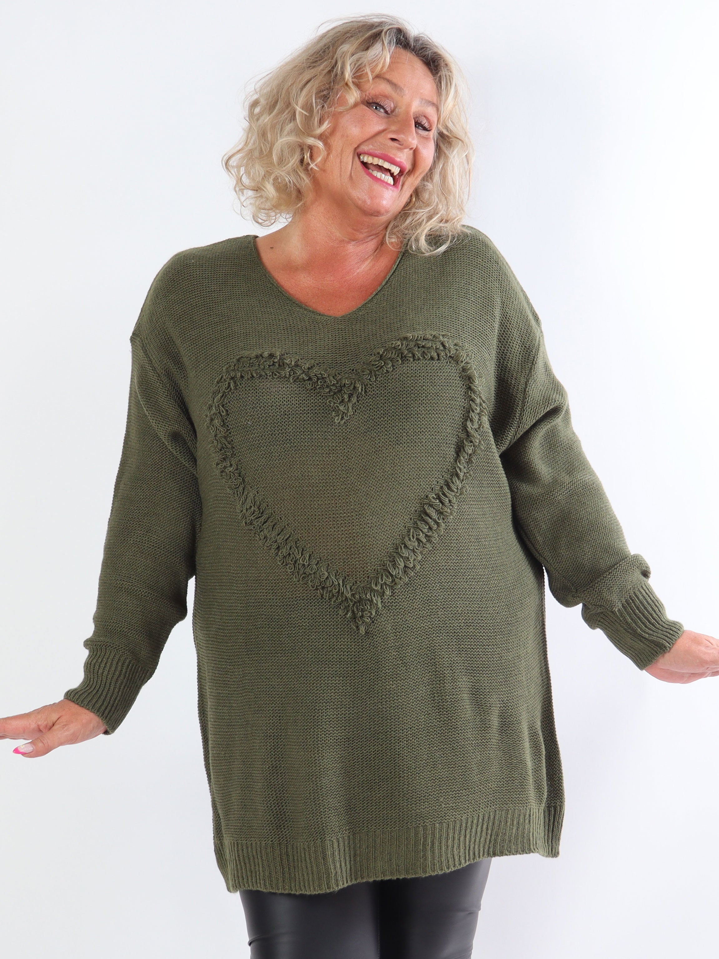 Annalise - Stickad klänning i plus size med hjärtfront